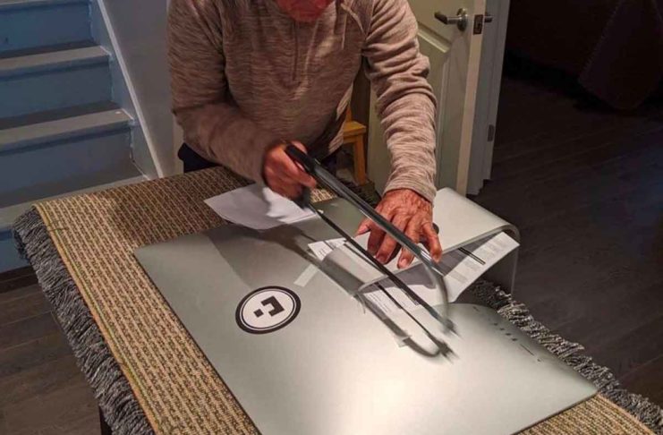 La base di sostegno non fa entrare in valigia l’iMac: un uomo ha segato il piedistallo