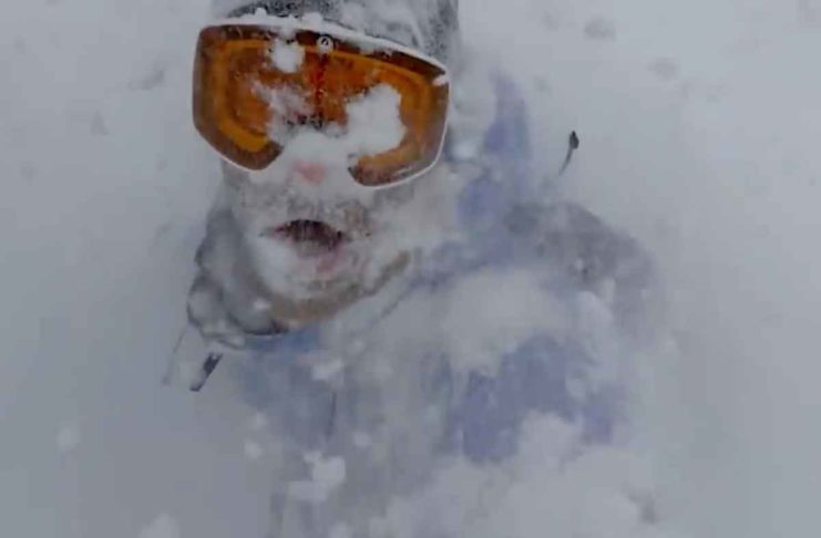 Slofie e snowboard nei nuovi spot Apple dedicati a iPhone 11