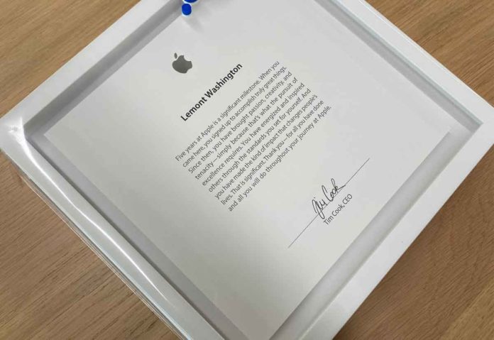 Una targa-ricordo firmata da Tim Cook per cinque anni di lavoro in Apple