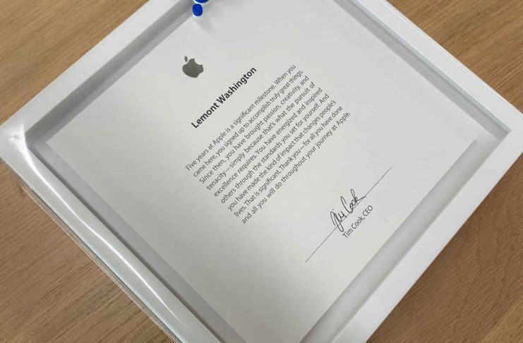 Una targa-ricordo firmata da Tim Cook per cinque anni di lavoro in Apple