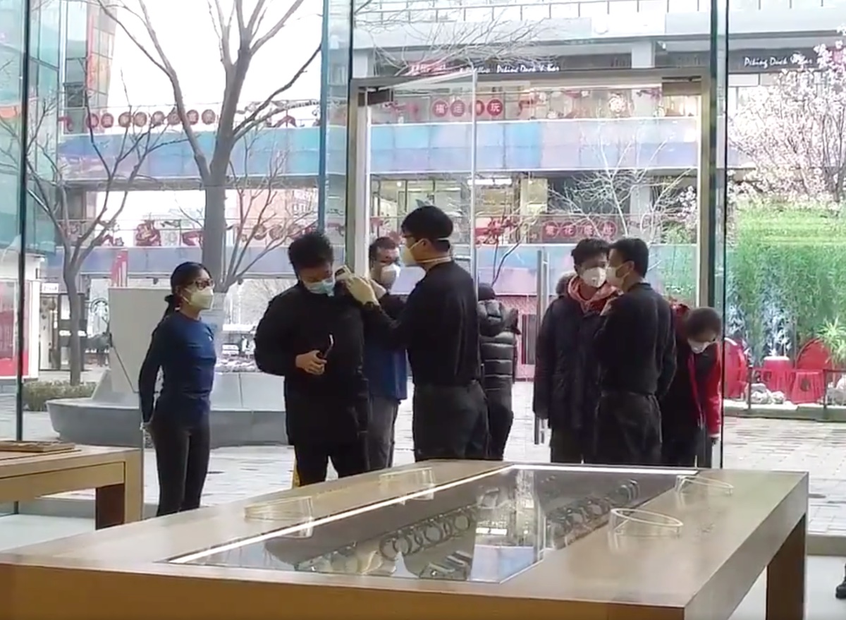 Gli Apple Store di Pechino riaperti con misure speciali per coronavirus