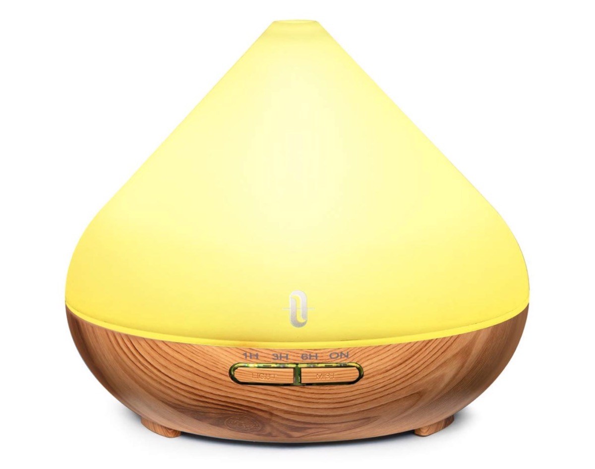 Diffusore di aromi con lampada multicolore incorporata in offerta a 22,49 euro Diffusore di aromi con lampada multicolore incorporata in offerta a 22,49 euro