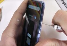 Il display in vetro flessibile di Galaxy Z Flip non sembra particolarmente resistente Il display flessibile in vetro del Galaxy Z Flip non sembra particolarmente resistente