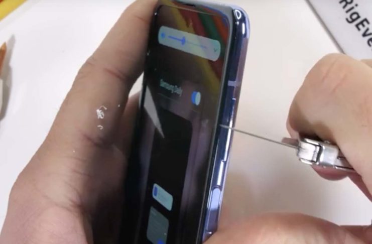 Il display flessibile in vetro del Galaxy Z Flip non sembra particolarmente resistente