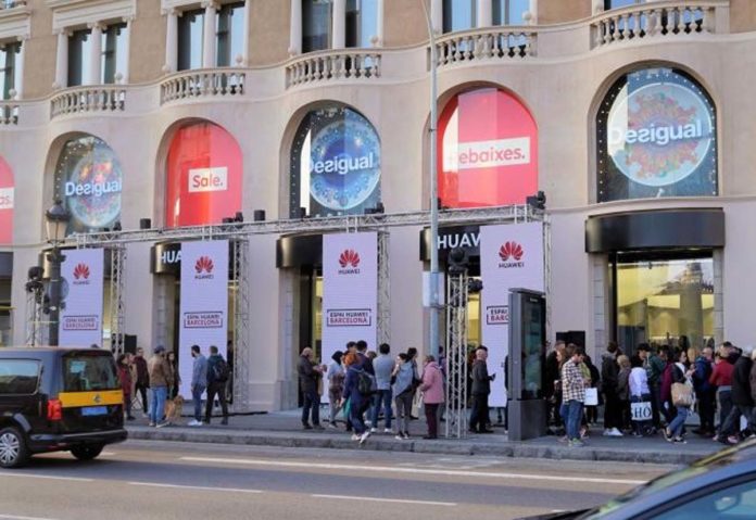 Huawei ha aperto uno store a Barcellona scopiazzando a man bassa gli Apple Store