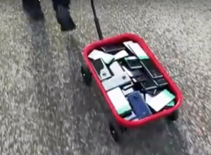 Artista crea ingorghi di traffico su Google Maps con un carretto pieno di telefoni