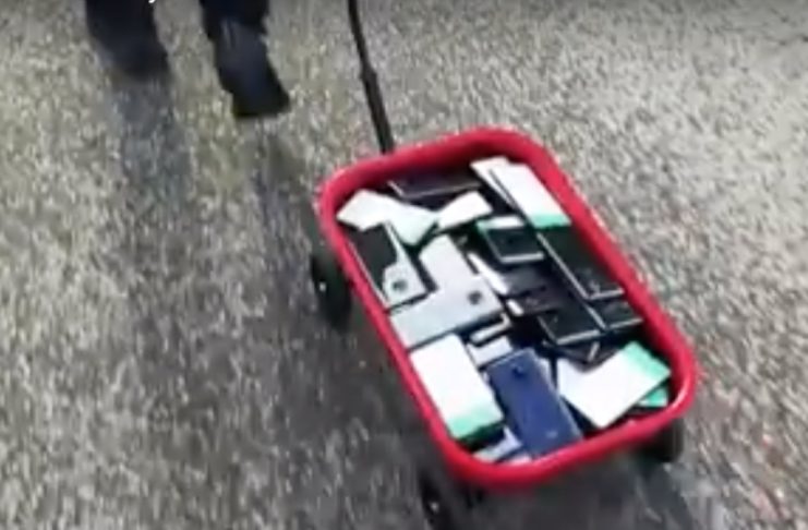 Artista crea ingorghi di traffico su Google Maps con un carretto pieno di telefoni