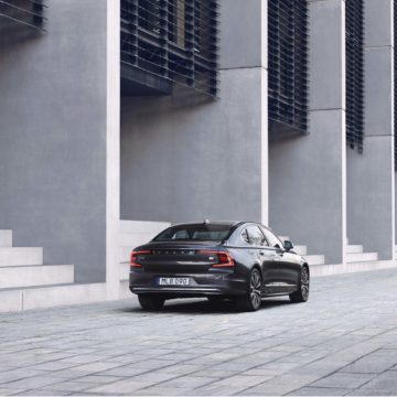 Volvo Cars ha presentato le versioni aggiornate della berlina S90 e delle station wagon V90/V90 Cross Country