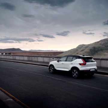 Volvo Cars ha presentato le versioni aggiornate della berlina S90 e delle station wagon V90/V90 Cross Country