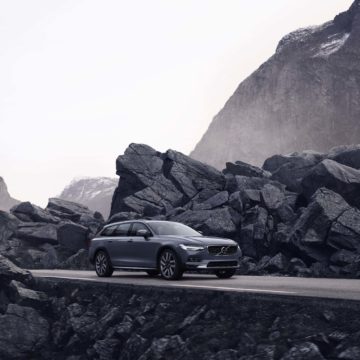 Volvo Cars ha presentato le versioni aggiornate della berlina S90 e delle station wagon V90/V90 Cross Country