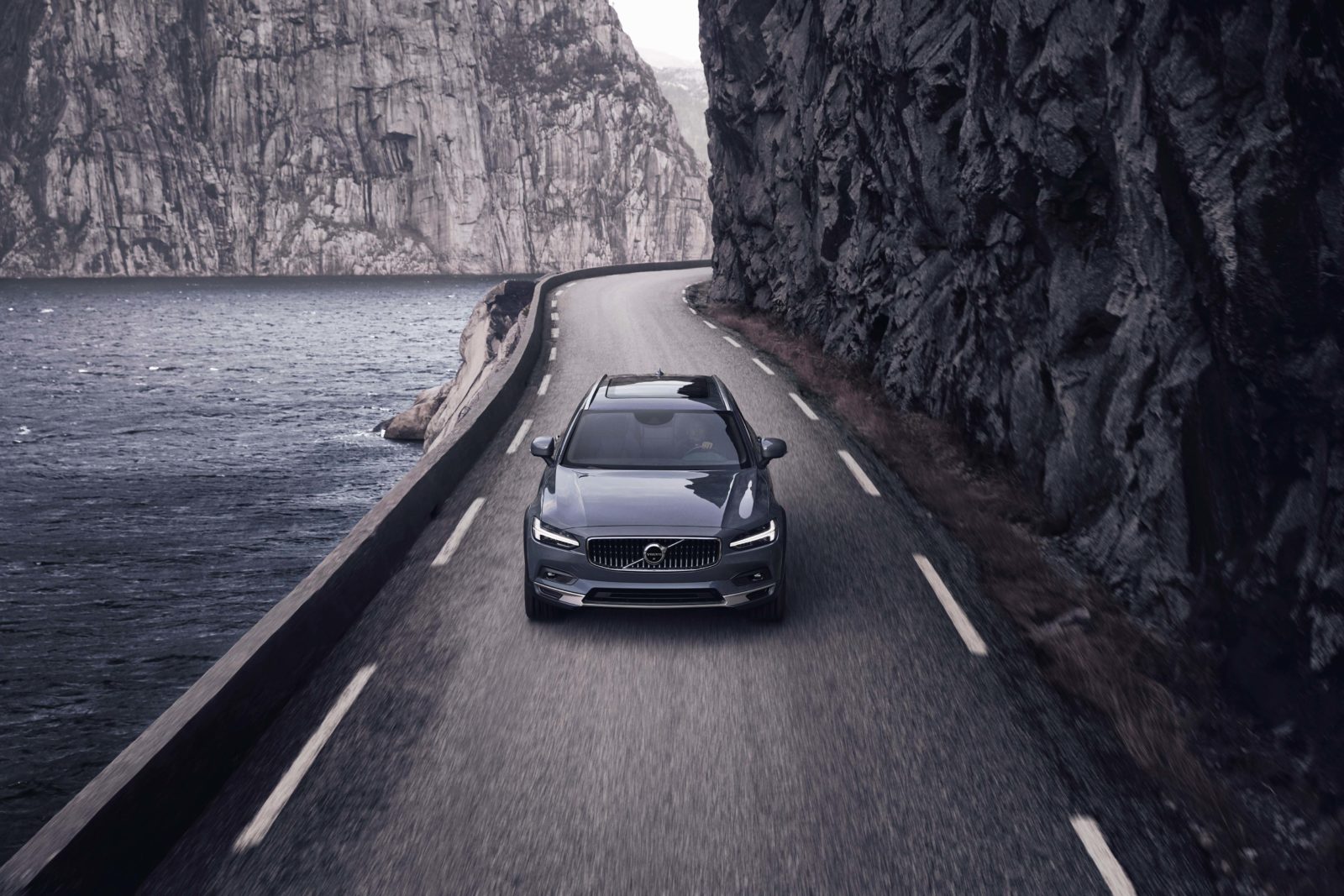 Volvo Cars ha presentato le versioni aggiornate della berlina S90 e delle station wagon V90/V90 Cross Country