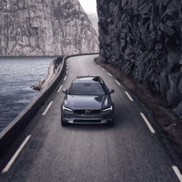 Volvo Cars ha presentato le versioni aggiornate della berlina S90 e delle station wagon V90/V90 Cross Country