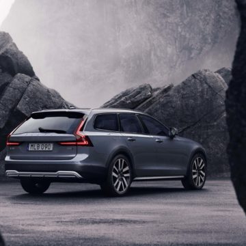 Volvo Cars ha presentato le versioni aggiornate della berlina S90 e delle station wagon V90/V90 Cross Country