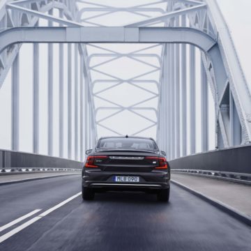 Volvo Cars ha presentato le versioni aggiornate della berlina S90 e delle station wagon V90/V90 Cross Country