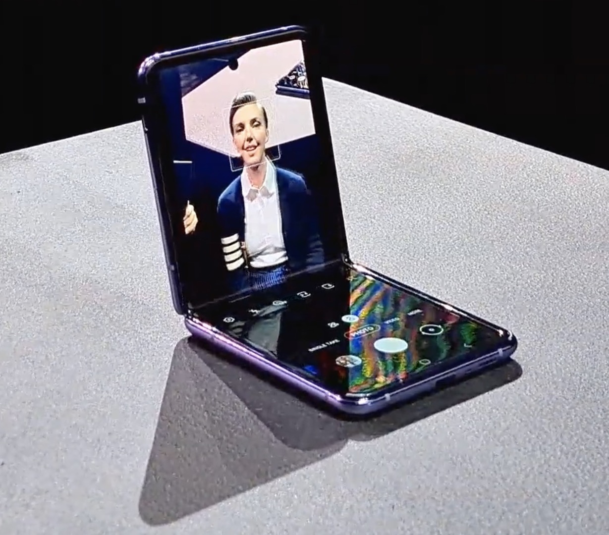 Ecco il Samsung Galaxy Z Flip: il pieghevole che sta in una mano