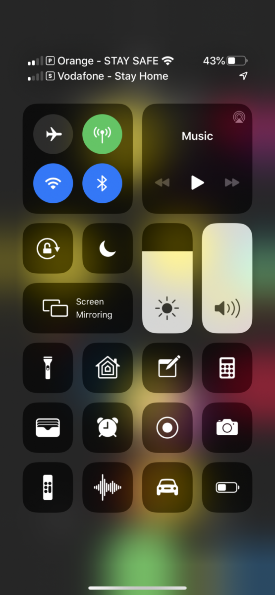 Al posto del nome operatore la voce “State a casa” sui telefoni in varie nazioni Al posto del nome operatore la voce “State a casa” sui telefoni in varie nazioni
