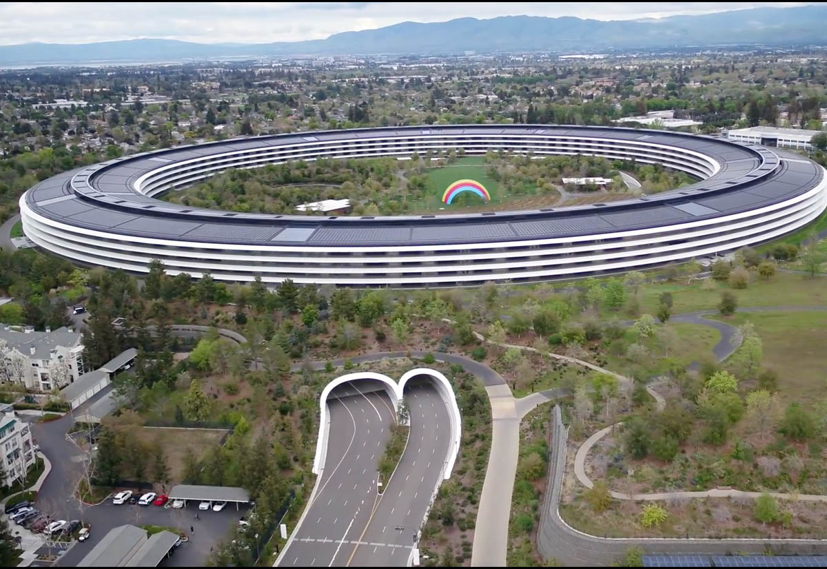 Video con il drone nell’Apple Park mostra il campus di Apple deserto per via del coronavirus