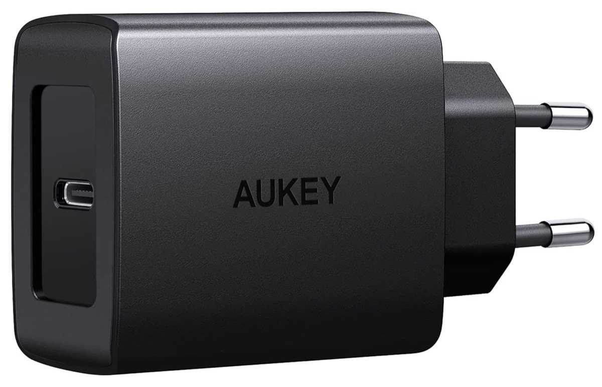 Caricabatterie 18W con USB-C PD e spina verticale italiana a soli 7,99 euro