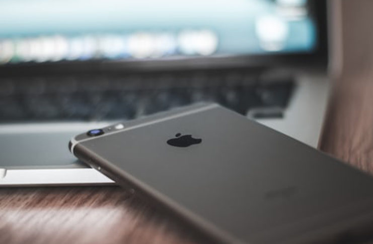 Il Finder di macOS 10.15.4 mostra con chiarezza l’avanzamento della sincronizzazione con un dispositivo iOS