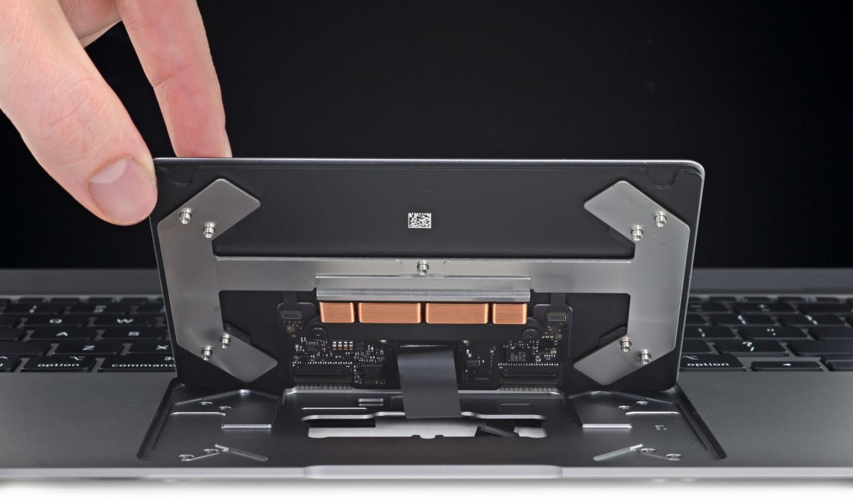 Il nuovo MacBook Air 2020 smontato: facile cambiare batteria e trackpad