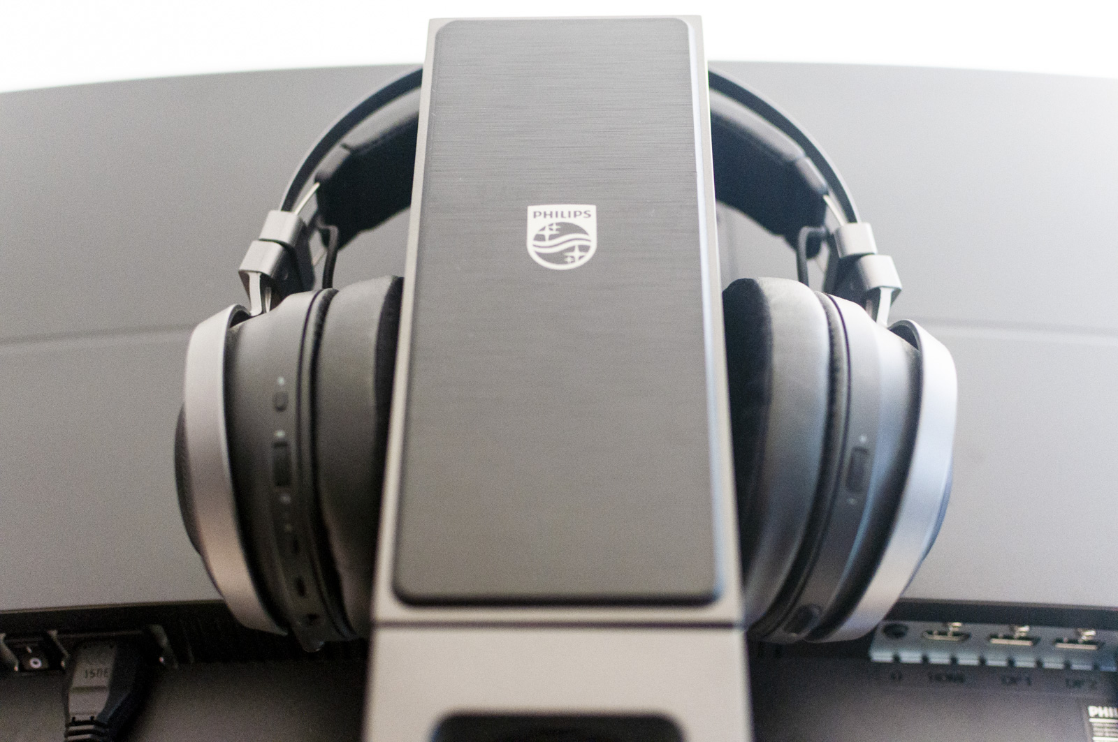 Recensione Philips PHL 439P9H, una esagerazione a cui ci si abitua molto presto Recensione Philips PHL 439P9H, una esagerazione a cui ci si abitua molto presto