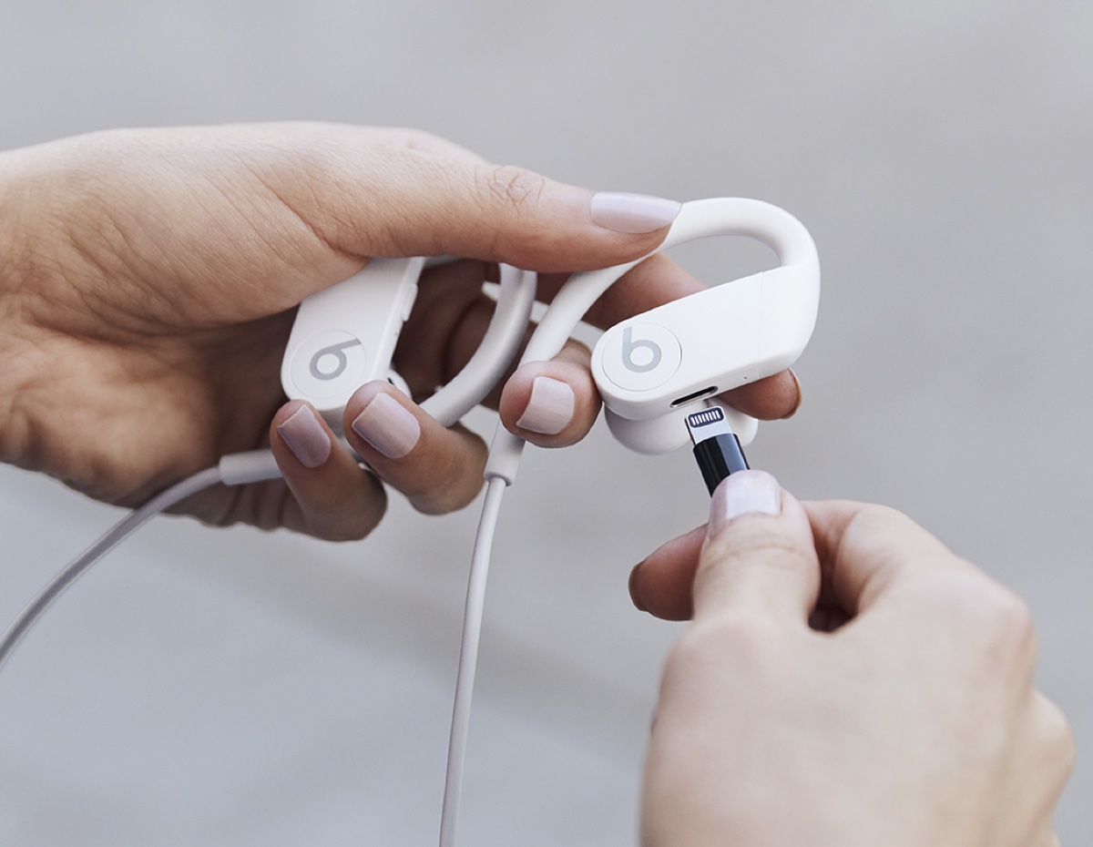 Apple annuncia i nuovi auricolari Powerbeats per sportivi Apple annuncia i nuovi auricolari Powerbeats per sportivi