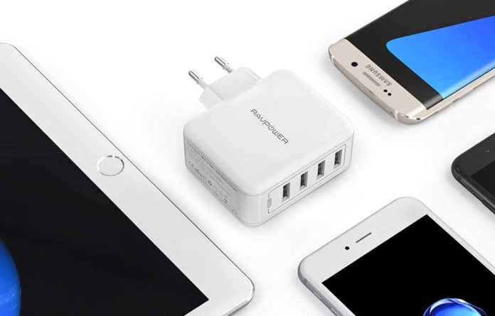 Caricatore RavPower con 4 USB e spina verticale italiana: ultime ore a 12,79 euro