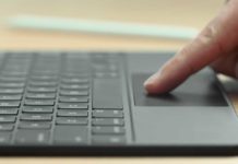 Craig Federighi mostra le gesture possibili grazie alla Magic Keyboard con trackpad su iPad Pro