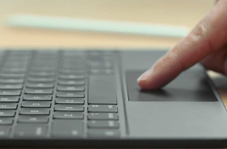 Craig Federighi mostra le gesture possibili grazie alla Magic Keyboard con trackpad su iPad Pro