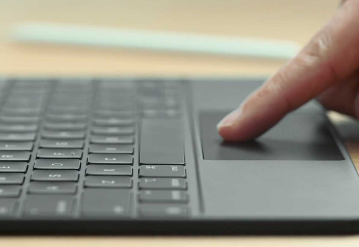 Craig Federighi mostra le gesture possibili grazie alla Magic Keyboard con trackpad su iPad Pro