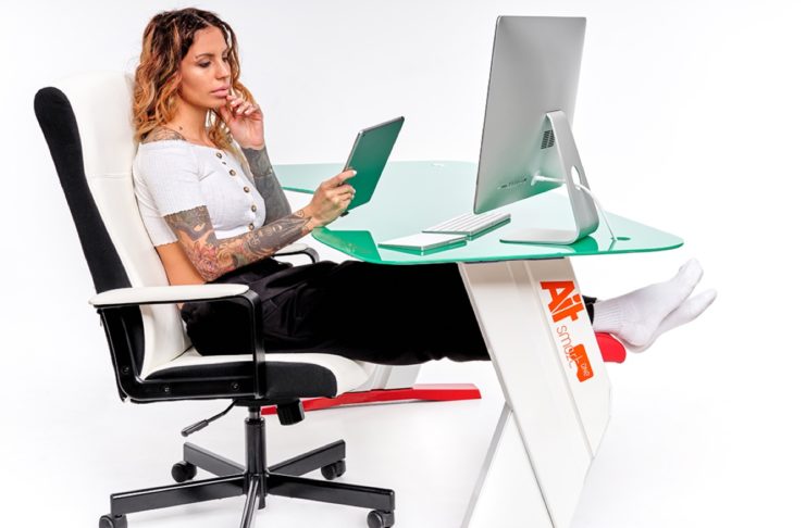 Le scrivanie AiT Smart sono il sogno di chi lavora troppe ore al computer