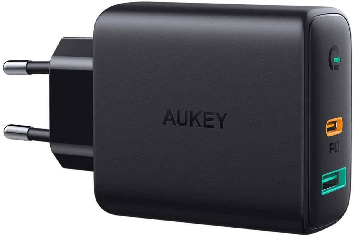 Caricatore compatto universale, USB-C e USB-A, a 19,19 euro: sconto in scadenza