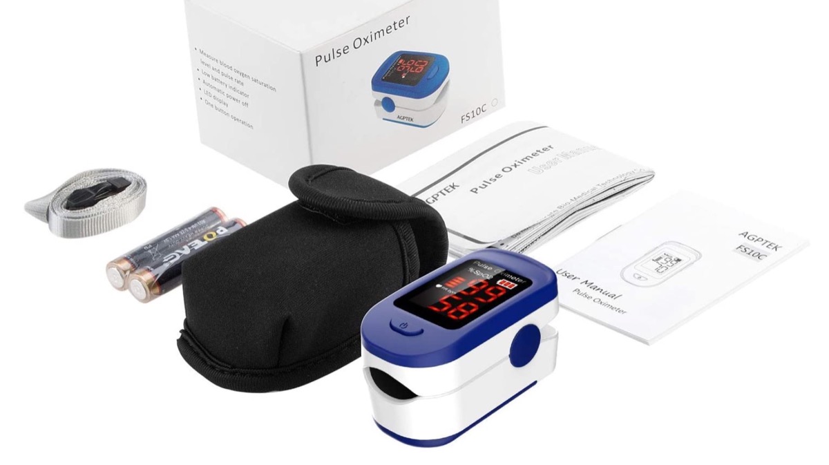 Pulsossimetro per tenere d’occhio saturazione e attività respiratoria in sconto a 24 euro