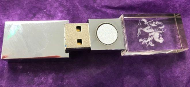 In vendita a 350$ una chiavetta USB con sopra un adesivo “per proteggersi dal 5G”.