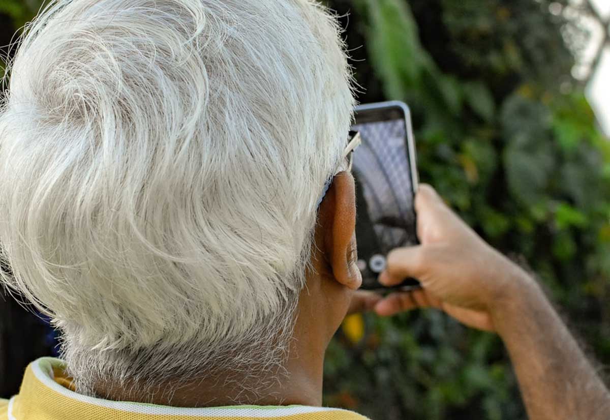 Aanziani e la tecnologia: come aiutarli a stare connessi e sicuri durante la pandemia Aanziani e la tecnologia: come aiutarli a stare connessi e sicuri durante la pandemia