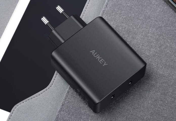 Ultime ore: caricatore Aukey con 2 prese USB-C, potenza 36W, in sconto a soli 20,99 euro