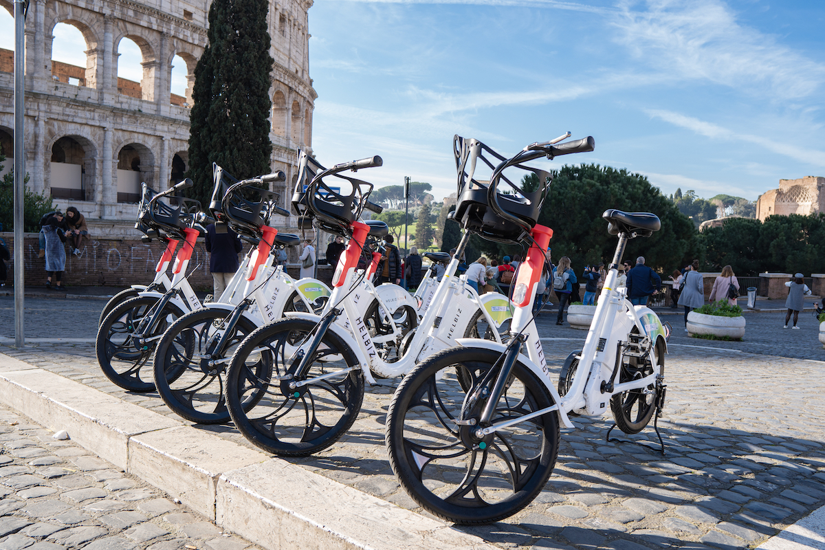 Ecco Helbiz Unlimited, il primo abbonamento in Italia per la monopattini e bici elettriche