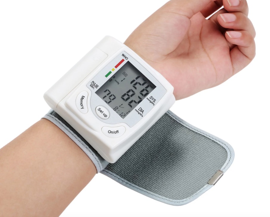 Mascherine FFP2 KN95 in offerta a 1,59 euro ciascuna, misuratore pressione arteriosa a 12,99 euro