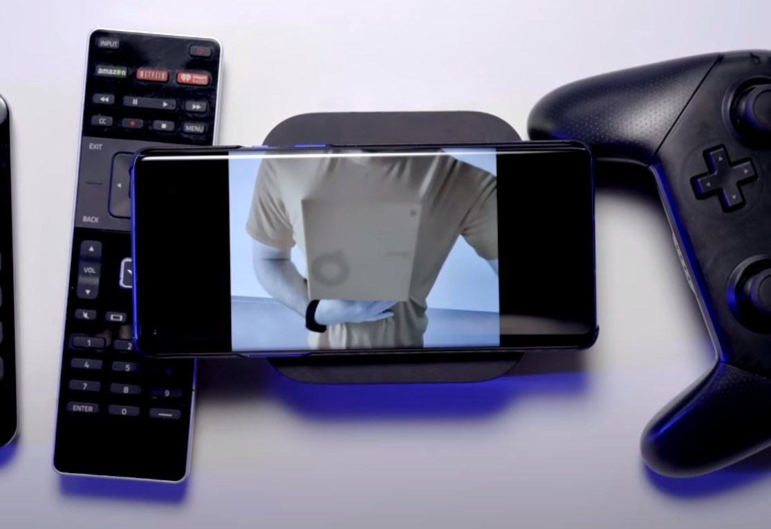 La fotocamera di OnePlus 8 Pro può vedere attraverso plastica e vestiti