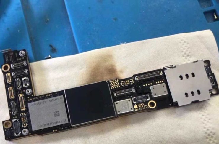 La foto della presunta scheda logica di iPhone 12