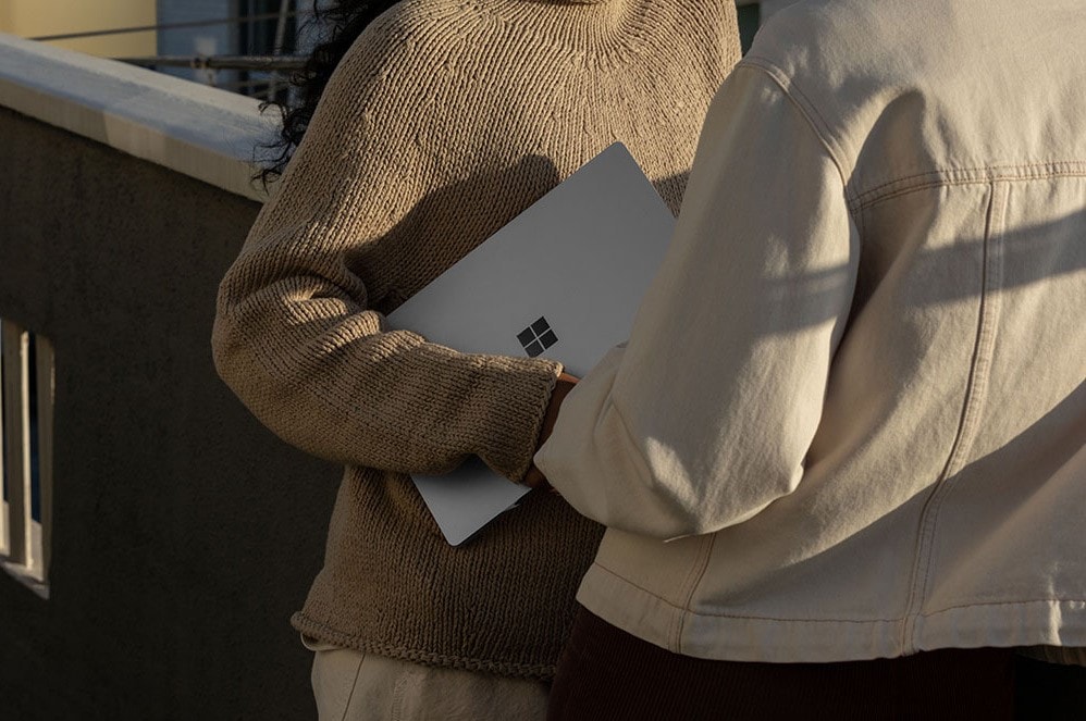 Microsoft riparerà gratis gli schermi incrinati di Surface Laptop 3