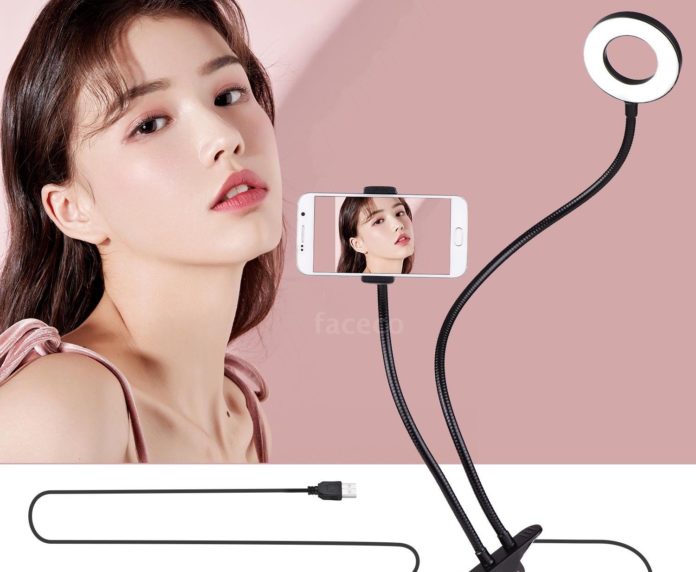 La lampada LED ad anello Andoer che vi regge lo smartphone in offerta su eBay a 15,99 euro