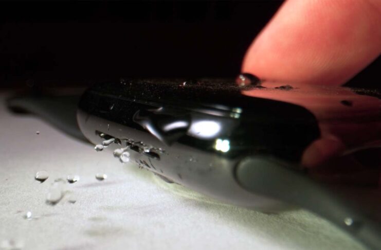 Apple Watch, un video in slow motion mostra come espelle l’acqua