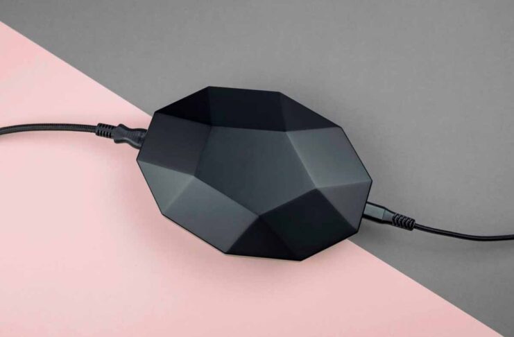 Edge è l’alimentatore universale smart e di design