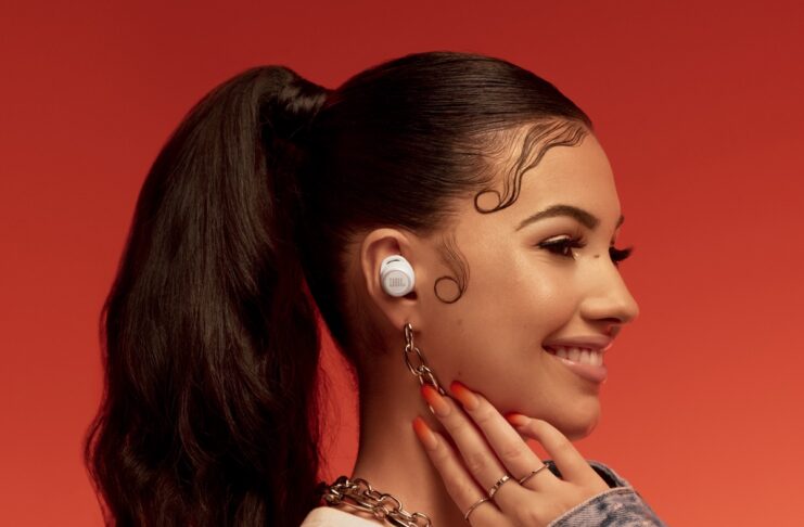 JBL LIVE 300 TWS, gli auricolari con Ambient Aware e TalkThru