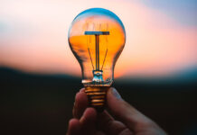 La vostra lampadina vi spia: ascolto a distanza con il metodo Lamphone Con l’attacco “Lamphone” possibile ascoltare le conversazioni a distanza grazie alle tradizionali lampadine