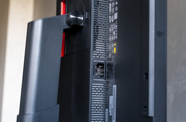 Recensione Lenovo ThinkVision T32P-20, design di qualità in 4K