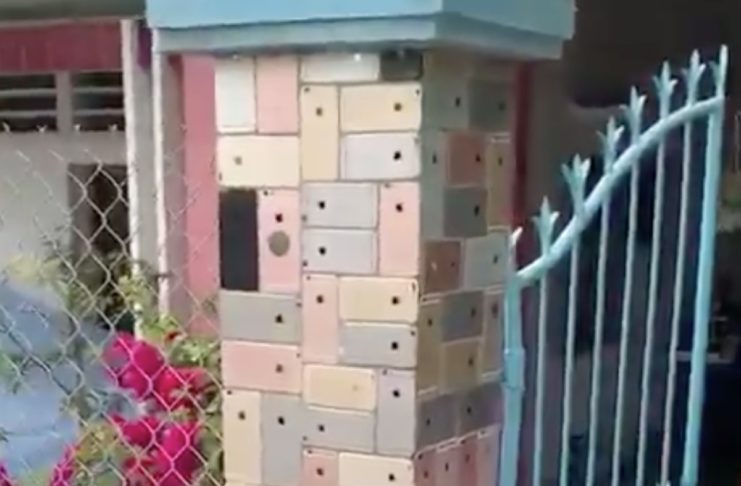 Il muro di cinta costruito con vecchi iPhone è una perla