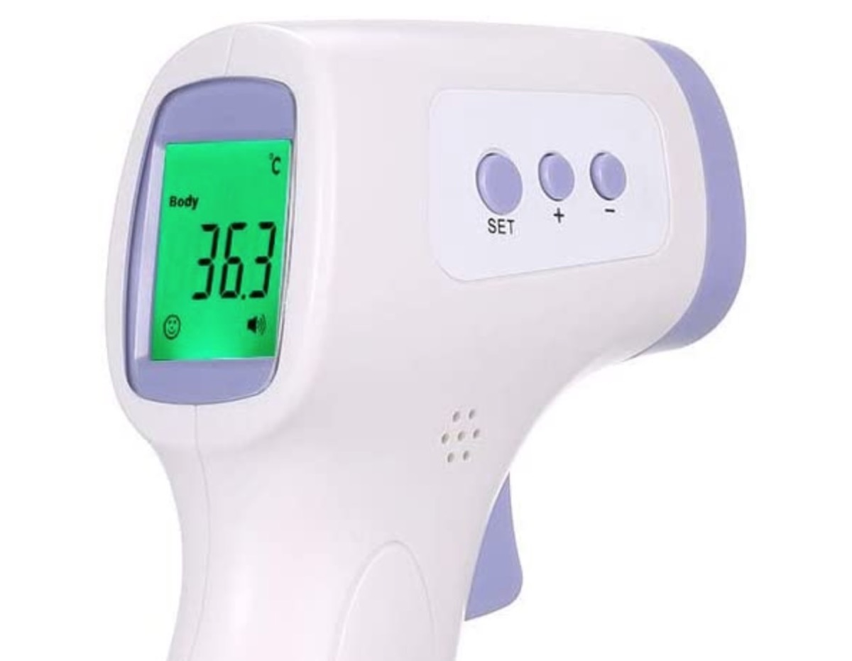Covid sotto controllo con termometro, mascherina e misuratore di pressione in offerta