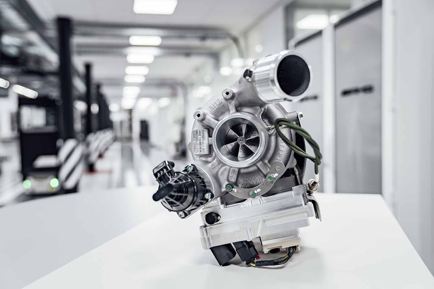 Mercedes-AMG, il turbocompressore a gas di scarico con motore elettrico